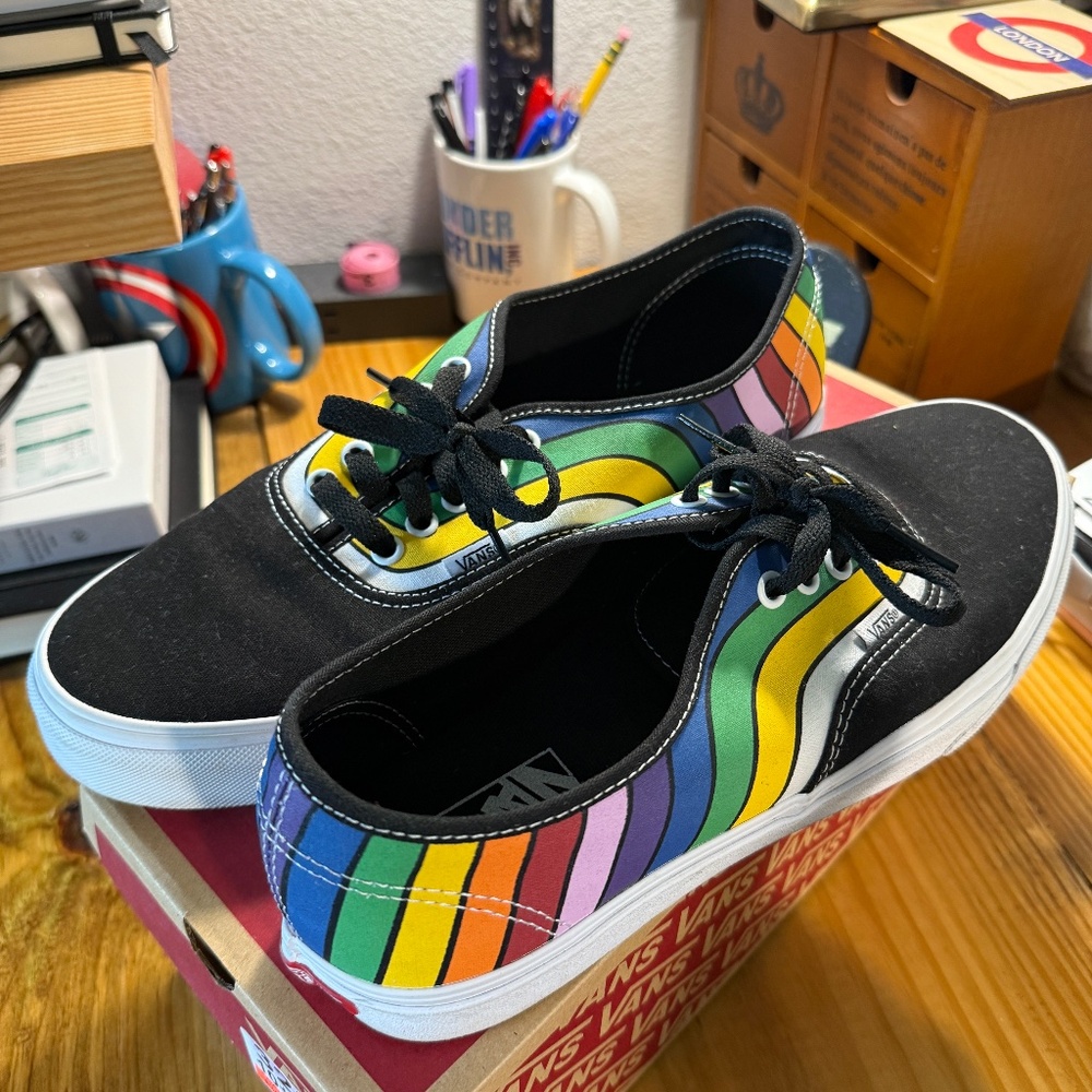 BRAND NEW - WORN ONCE - MENS 10.5 - VANS AUTHENTIC REFRACT MULTI - RAINBOW